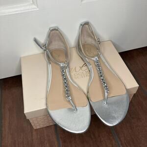 Jewel Badgley Mischka Gabby T-Strap Evening Flat Sandals in Silver Size 10 NIB